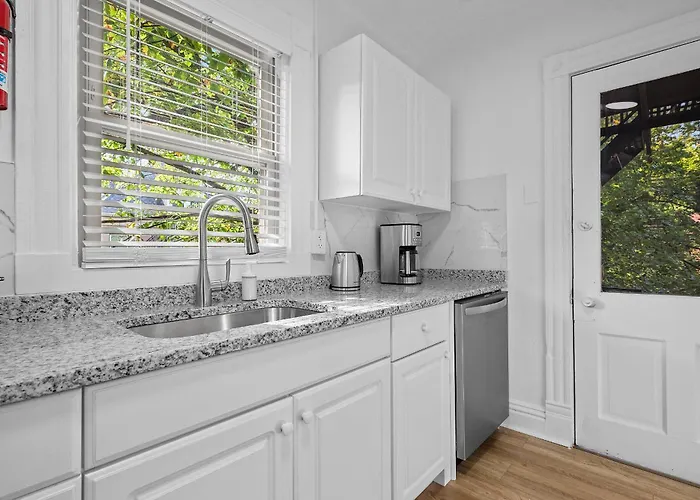 Shadyside 3c Bright And Stylish Private Bedroom With Shared Bathroom
