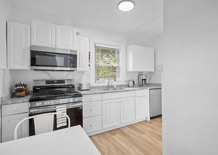 Shadyside 3c Bright And Stylish Private Bedroom With Shared Bathroom *